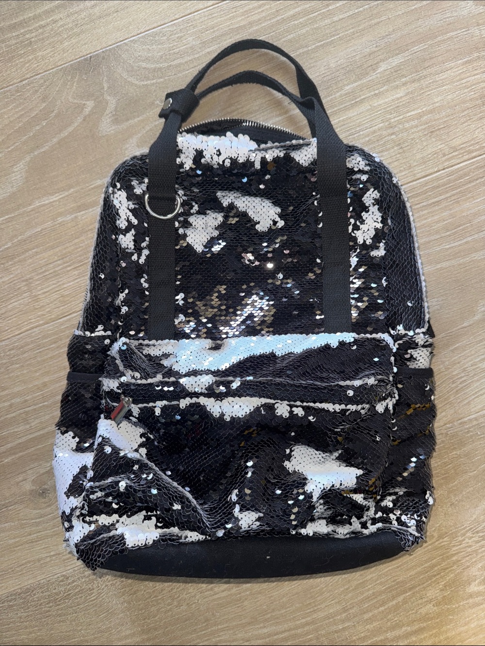 Sparkle back pack 🤍🖤🤍